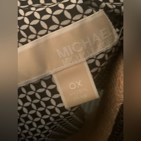 Michael Kors dressy blouse . Size 0X . Black and white , zip front , roll sleeve - Picture 4 of 7